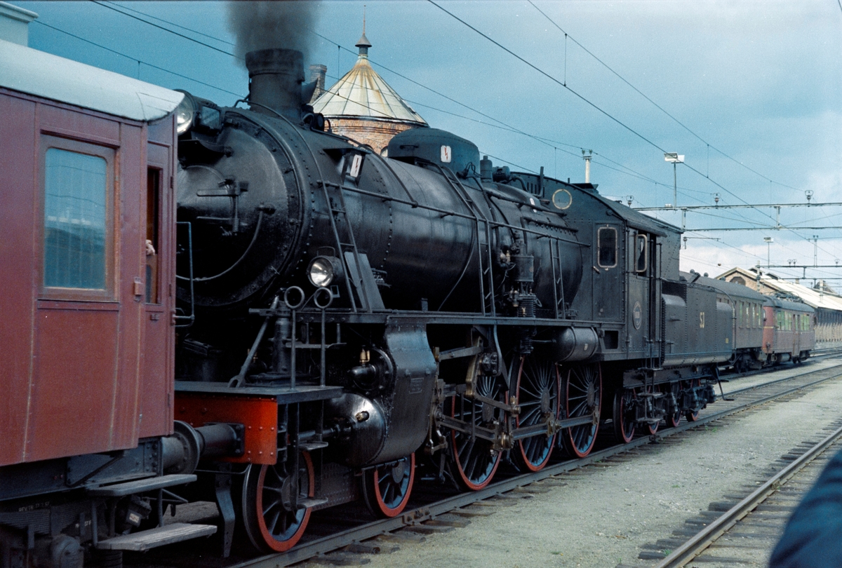 Svenska Järnvägsklubbens veterantog på Kongsvinger stasjon. Toget trekkes av svensk damplokomotiv type A8 nr. 1808.