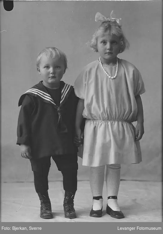 Portrett av bror og søster Ole Rivelsrud og Magnhild Rivelsrud