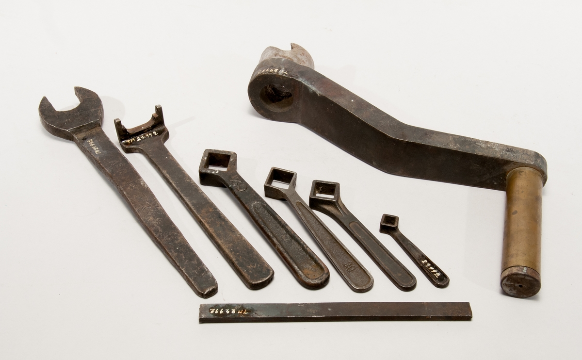 Gasmotor av gjutjärn, stål och mässing, av Högers patent.
Tillbehör: Gasregulator, ledningsrör och gummiblåsa, vev, 7 fasta nycklar.