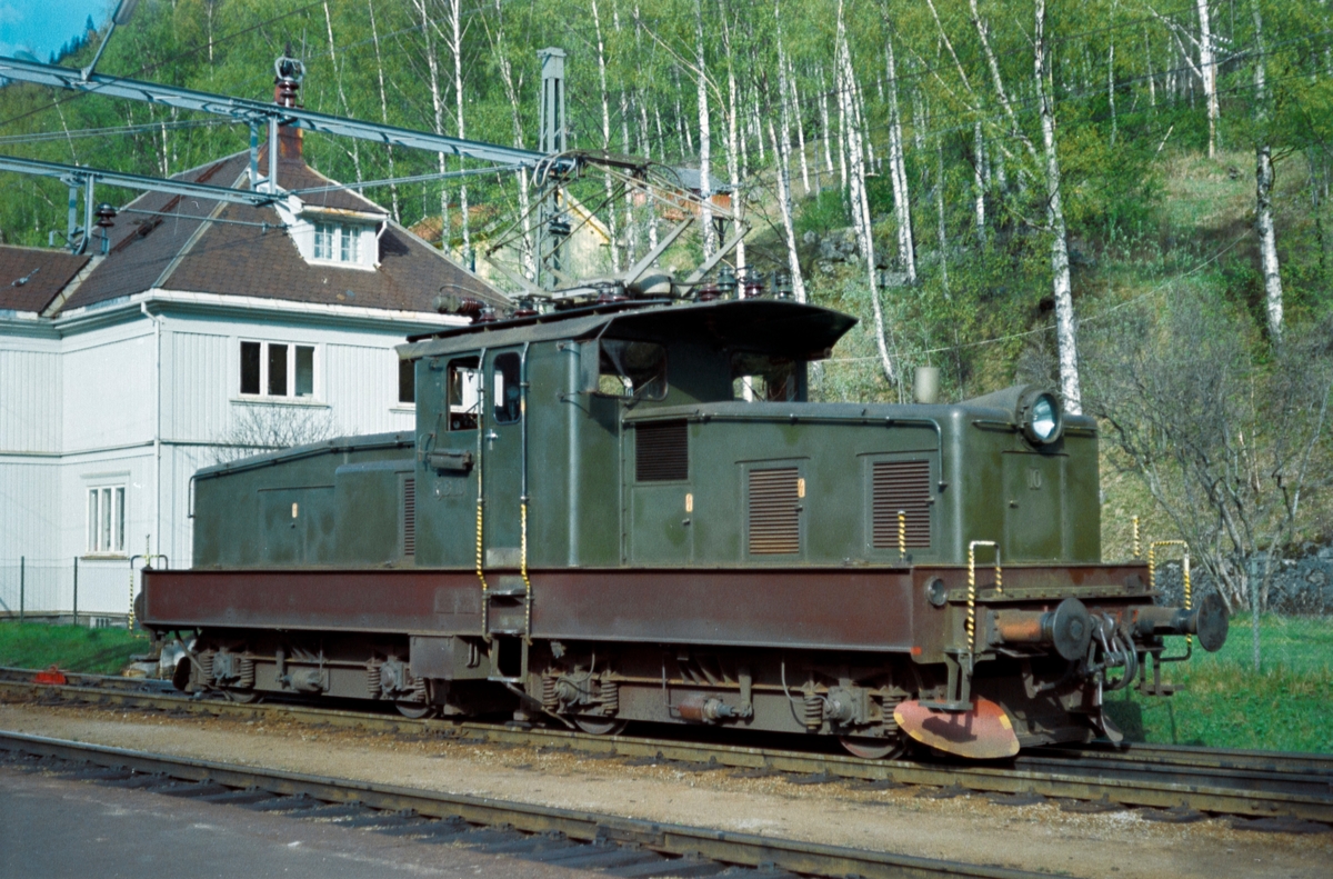 Rjukanbanens lokomotiv nr. 10 på Mæl stasjon.