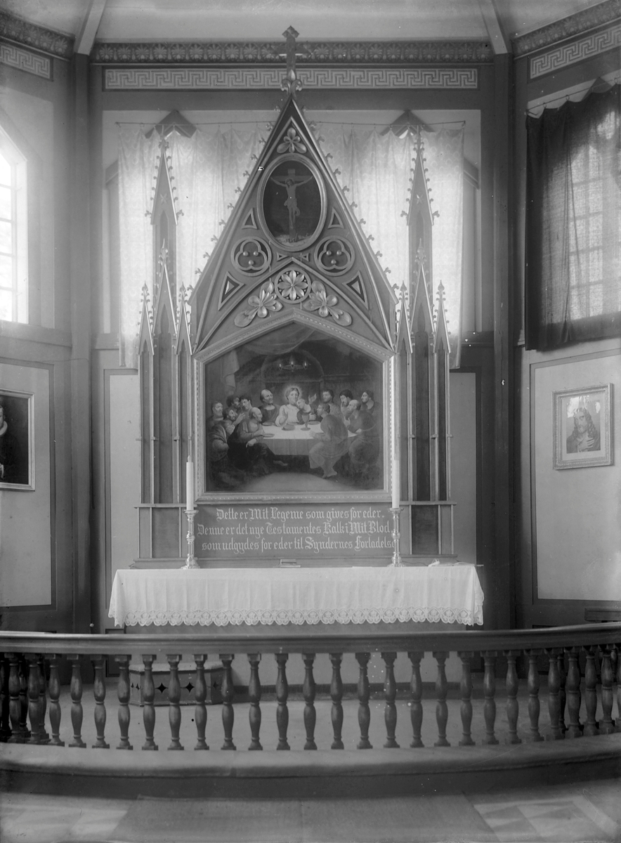Børsa kirke, interiør. Alter og altertavle med omramming fotografert mot øst.
Fotografert før omrammingen rundt altertavlen ble bygget om i 1936.