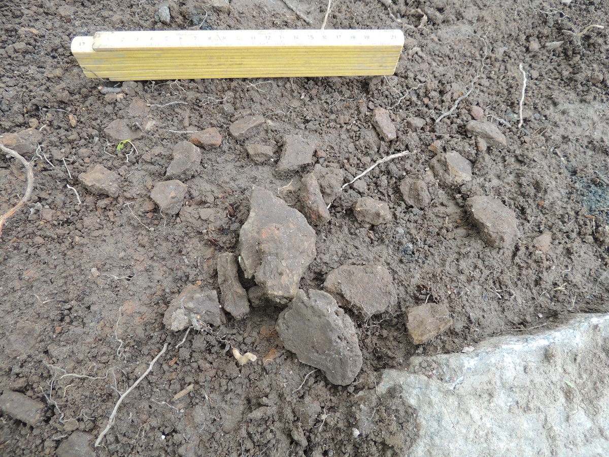 Arkeologisk förundersökning, A524, detalj av bränd lera, Dragby, Björklinge socken, Uppland 2017