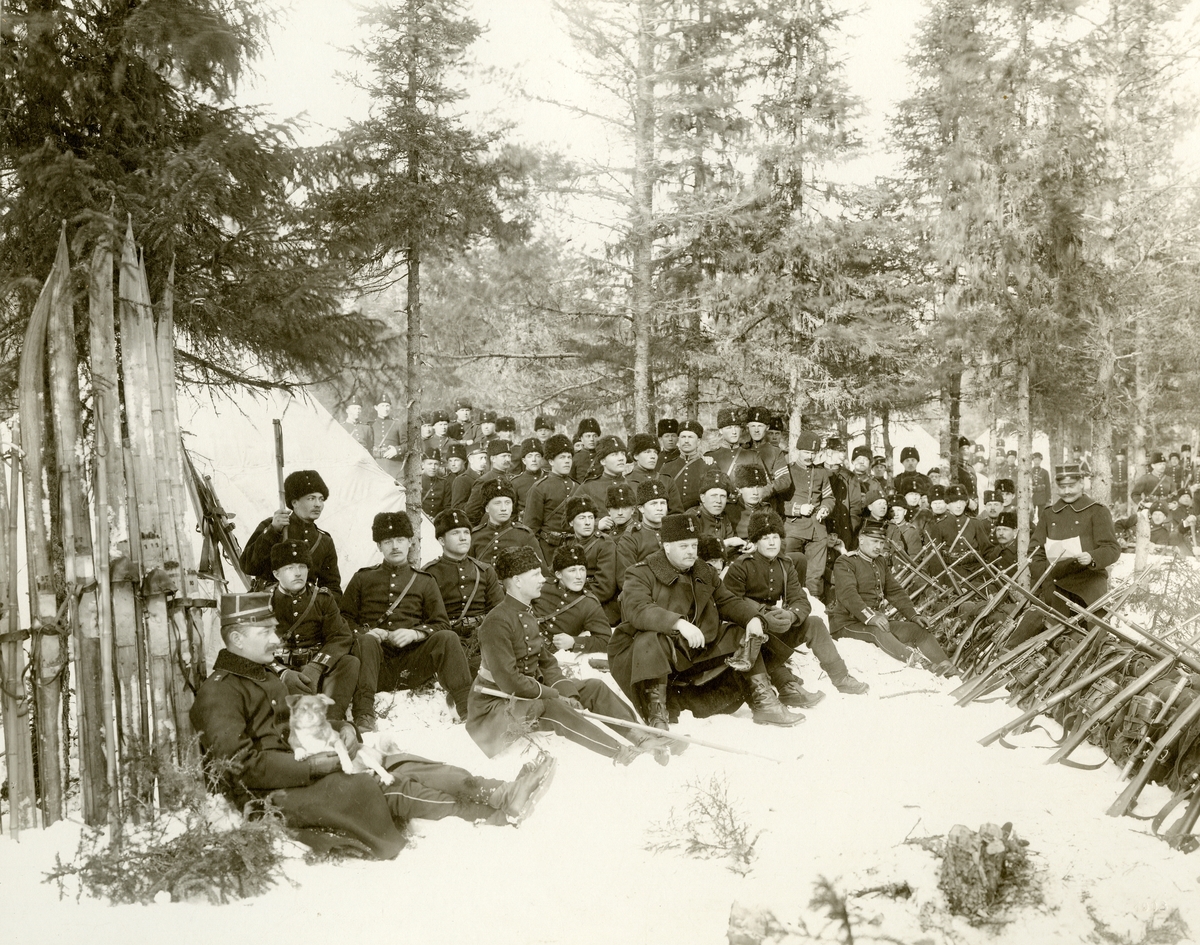 Grupporträtt av officerare och soldater vid Västerbottens regemente I 20, Umeå 1900.