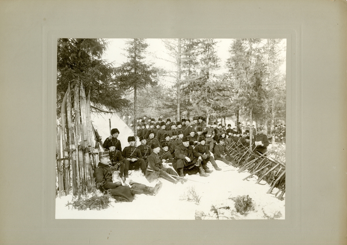 Grupporträtt av officerare och soldater vid Västerbottens regemente I 20, Umeå 1900.
