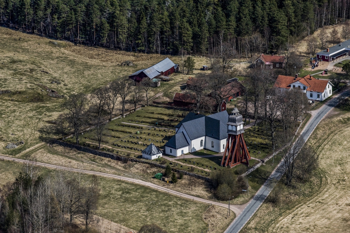 Flygfoto över Askeryds kyrka i Aneby kommun.