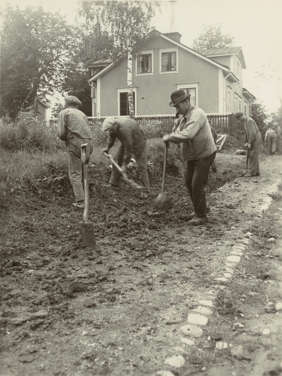 Återfyllning av kabelgraven. Pupinpunkt No 25 (Frötunagatan 13).
Ur album Kabelarbetet Hjälmsättra - Norrtälje - Finnviken utfört under sommaren 1928.