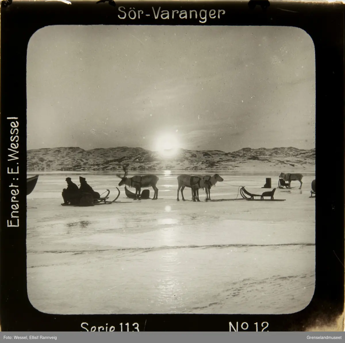 Et følge venter ved iskanten, lokalbåten Varanger er ventet inn til Kirkenes, 15.05.1903.
