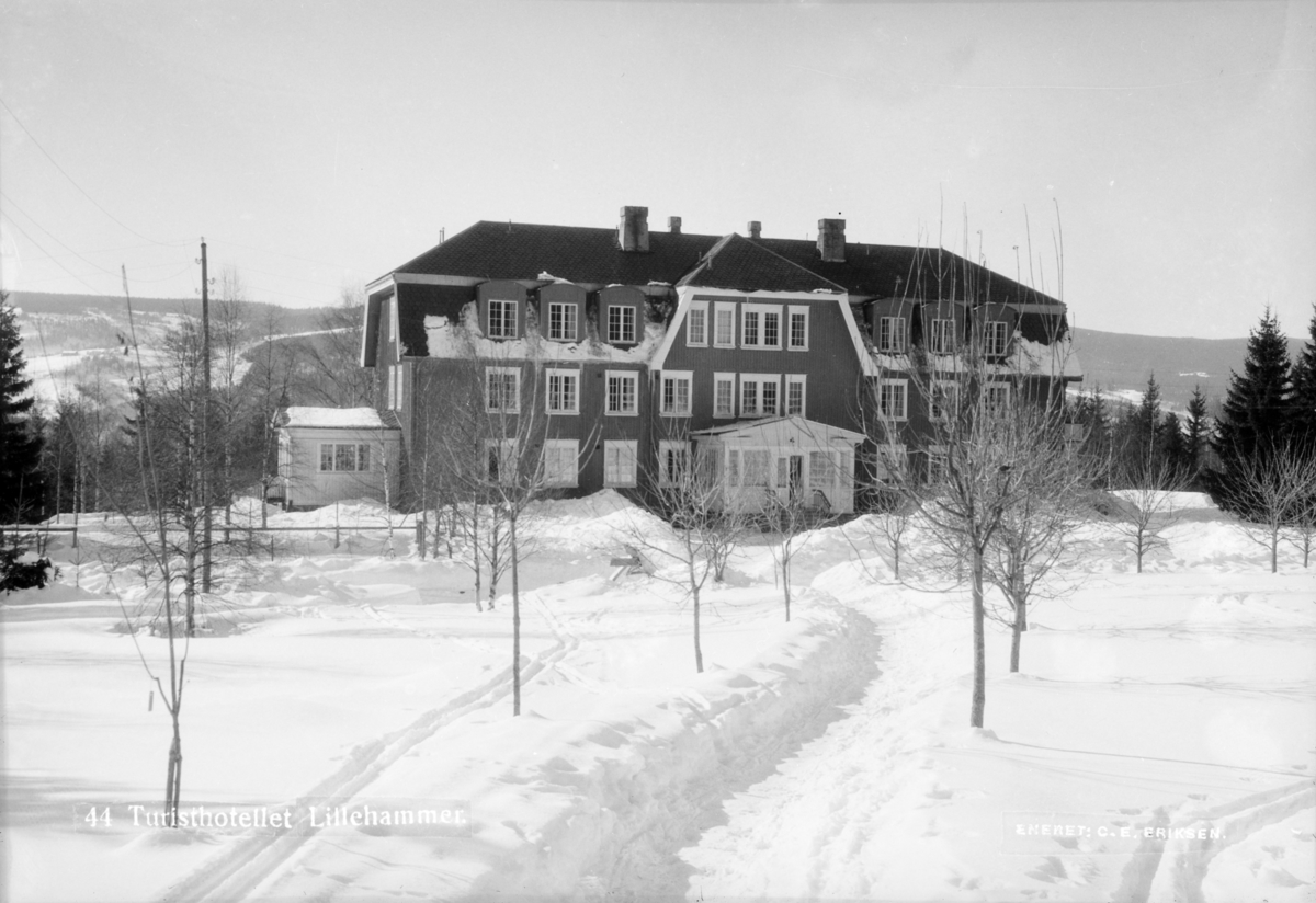 Vinterbilde med Lillehammer turisthotell i Lillehammer.