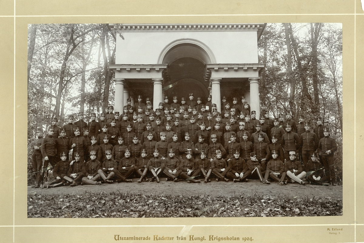 Grupporträtt av utexaminerade kadetter från krigsskolan 1904.