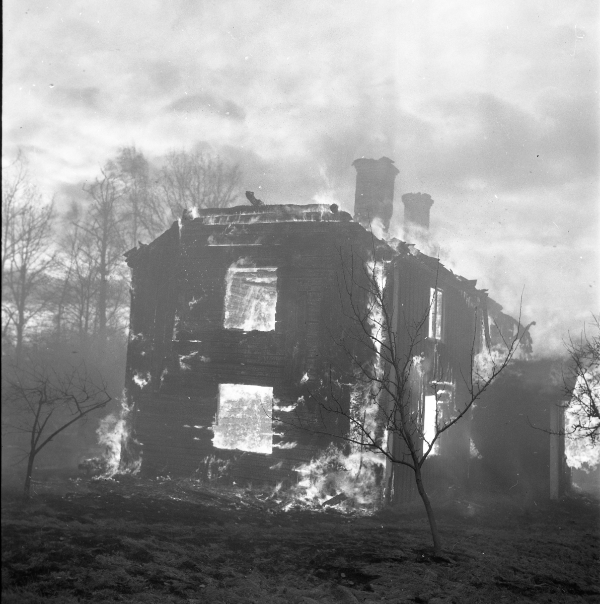 Brinnande byggnader i Björkenäs, februari 1964.