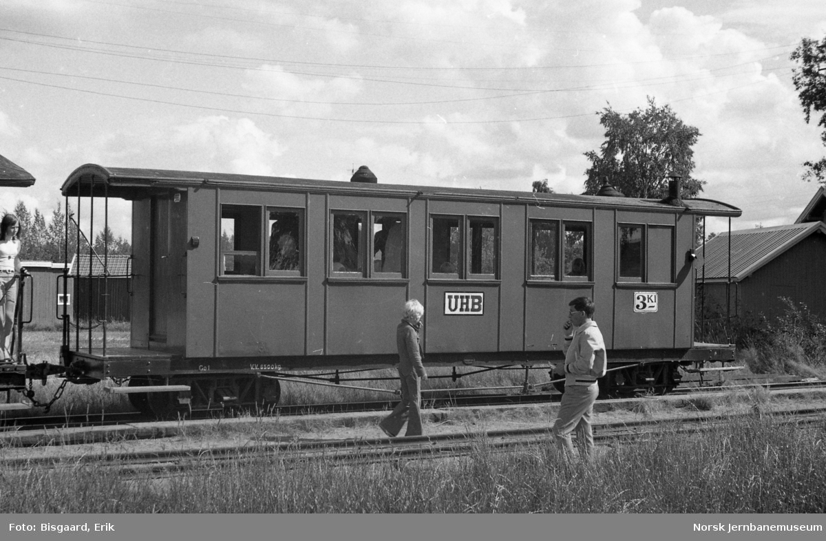 Personvogn litra Co nr. 1 med reisende på Urskog-Hølandsbanen
