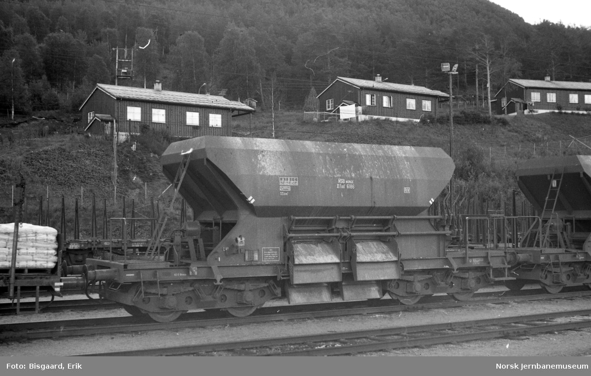 Bunntømmingsvogn litra XFad nr. 6186 på Dombås stasjon