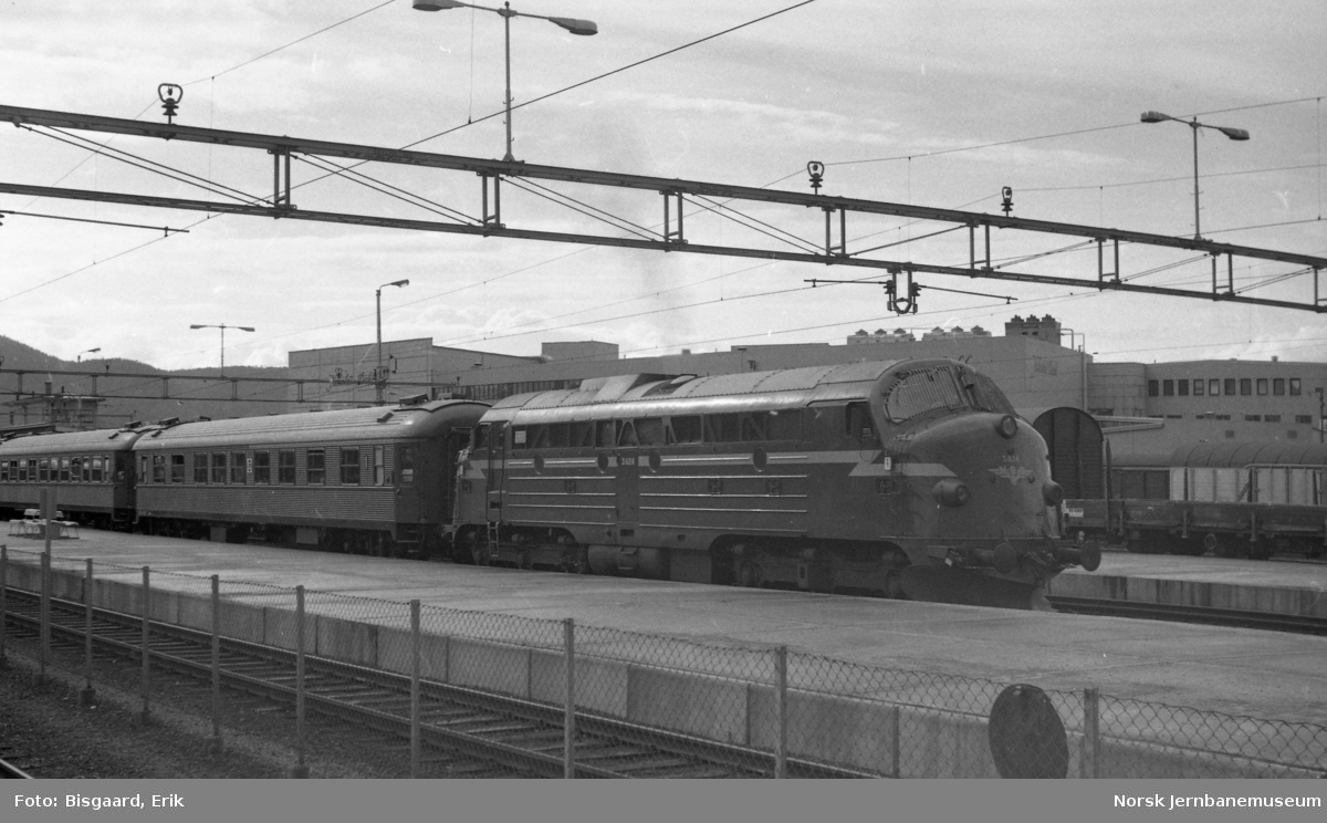 Diesellokomotiv Di 3 624 med persontog til Storlien på Trondheim stasjon