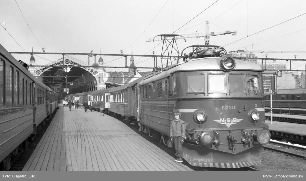 Oslo Ø med tog til Gjøvik og Fagernes, trukket av elektrisk lokomotiv El 11 2081