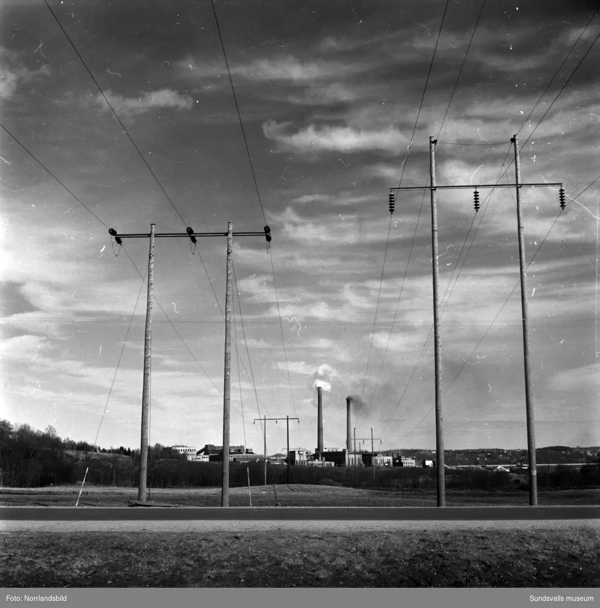Vyer över Östrandsfabriken med Skönviks sågverk i förgrunden. I nedre högra hörnet på första bilden syns Skönviks förvaltarbostad.