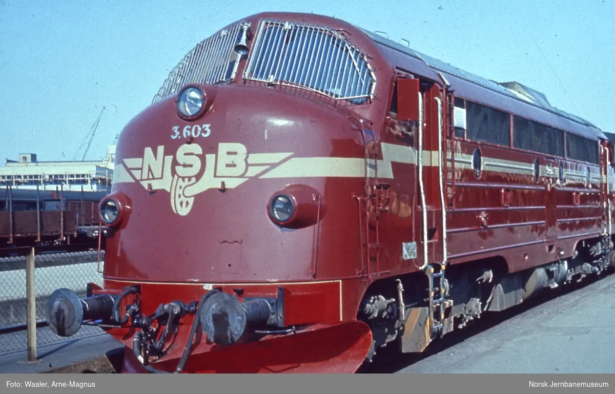 Diesellokomotiv Di 3 603 i nye farger, foto på Trondheim stasjon