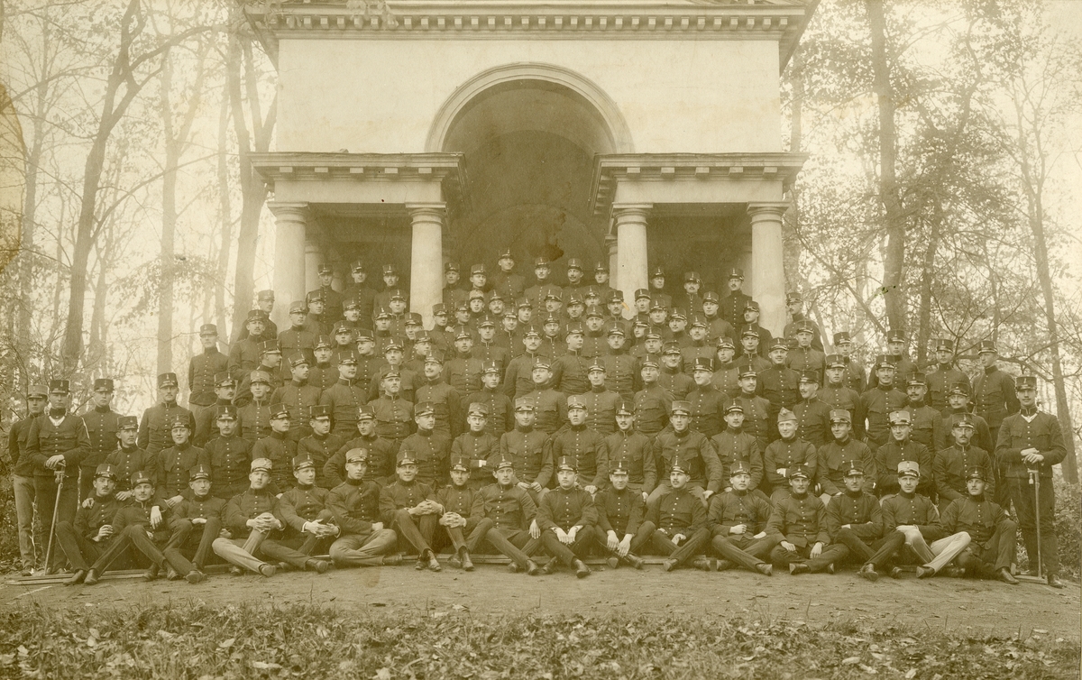 Grupporträtt av utexaminerade kadetter från krigsskolan 1907.