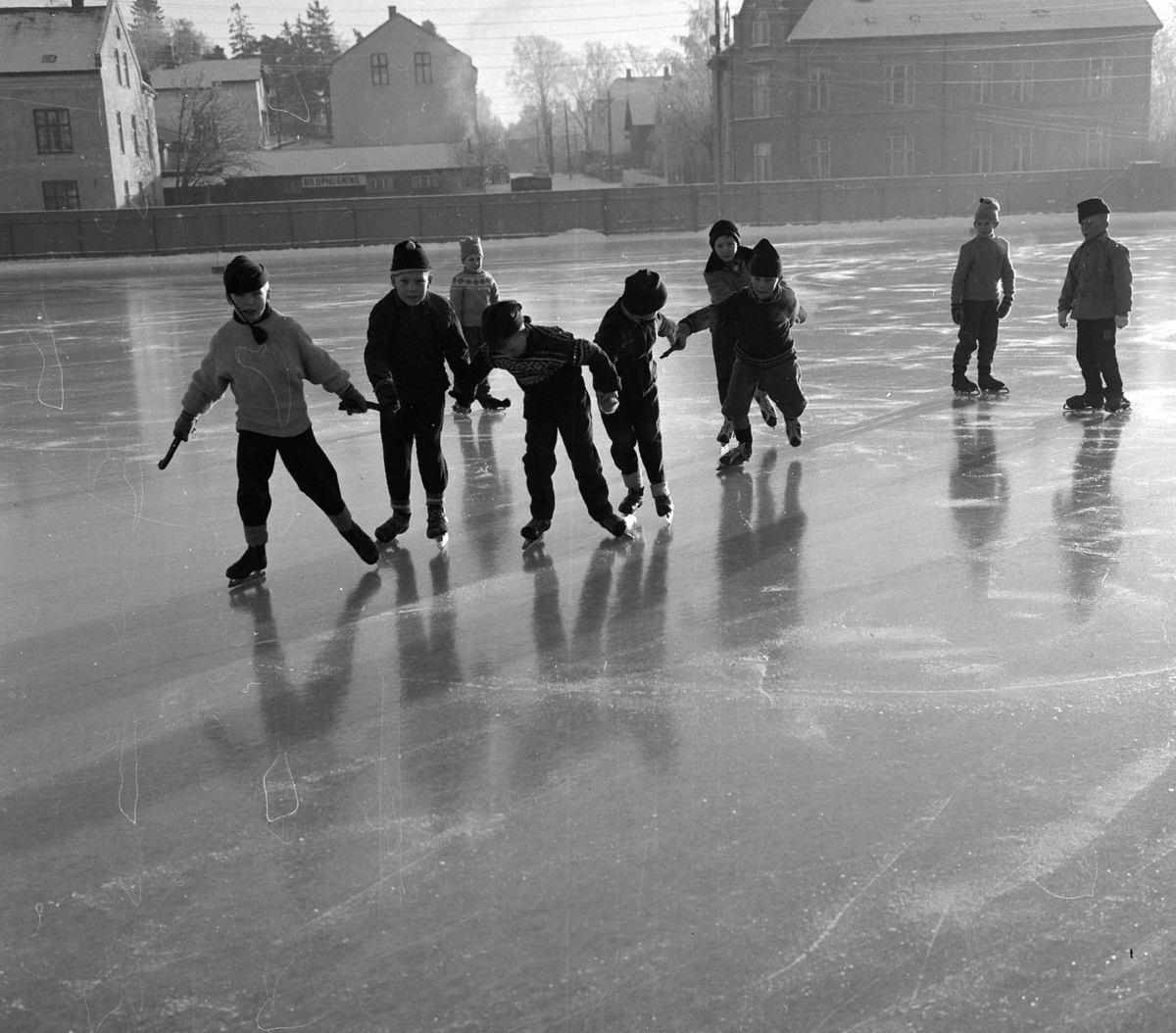 Barn på skøyter, Hamar Stadion. Barnelek, vinter.