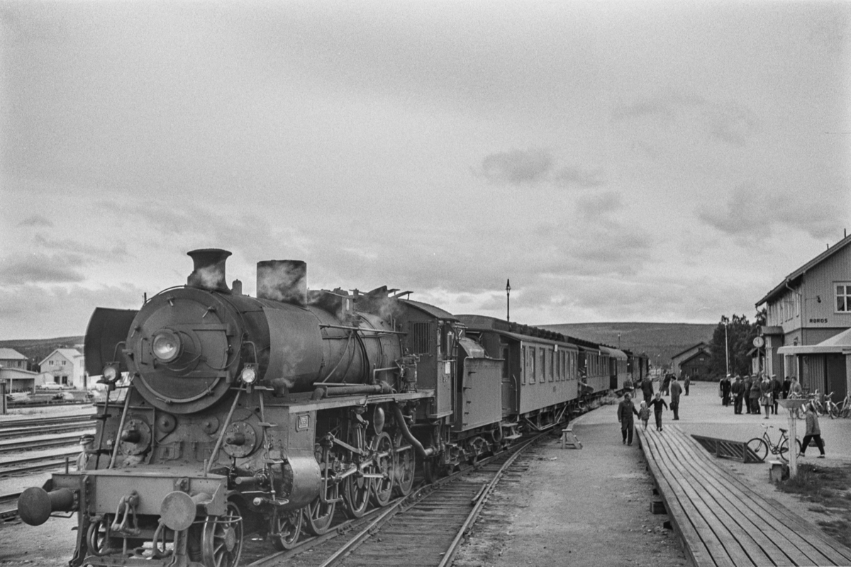 Dagtoget fra Trondheim til Oslo Ø, tog 302, på Røros stasjon. Toget trekkes av damplokomotiv type 26c nr. 378.