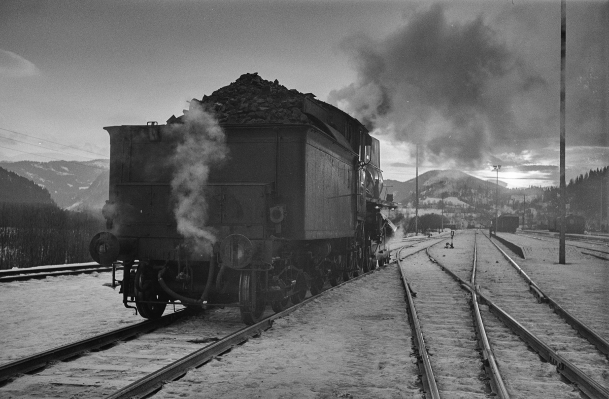 Damplokomotiv type 26b nr. 230 på Støren stasjon.