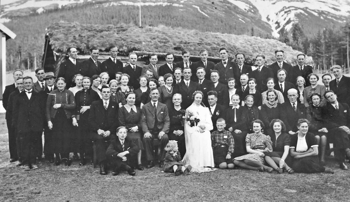 Gruppebilde, bryllup Aslaug Strømsøyen (født 29.8.1914) og Jon K. Nygårdshaug (12.9.1909-11.8.1968), våren 1942. navn i reg. permen