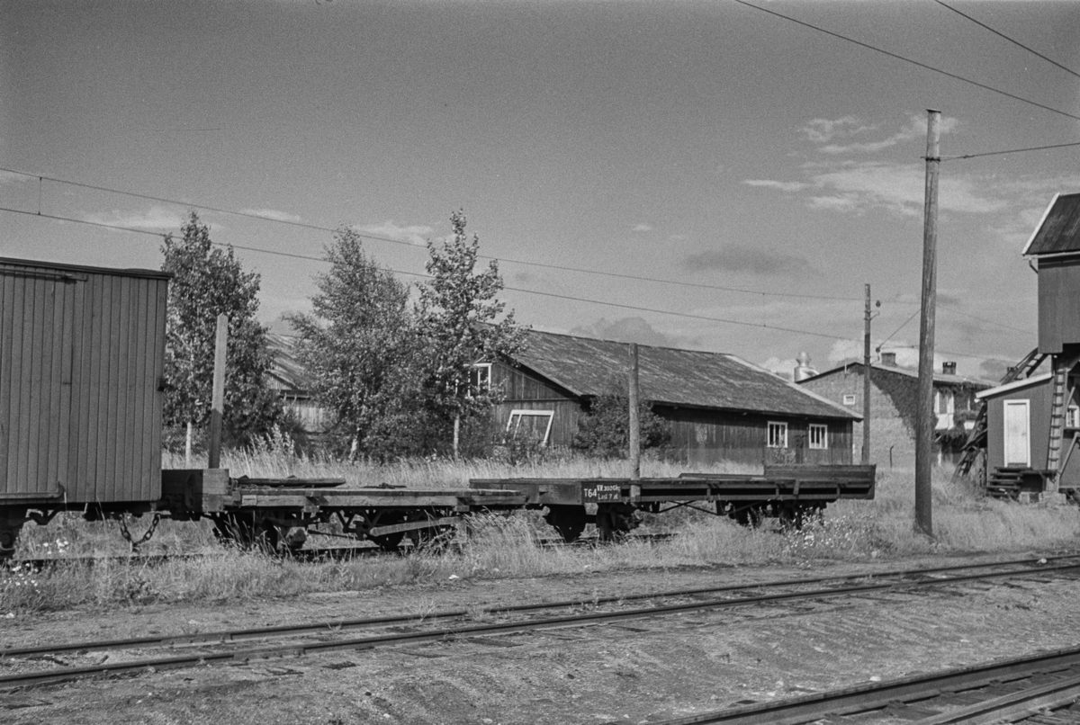Hensatte godsvogner på Sørumsand stasjon etter nedleggelsen.
I bakgrunnen en av bygningene til Sørum Trevarefabrikk.