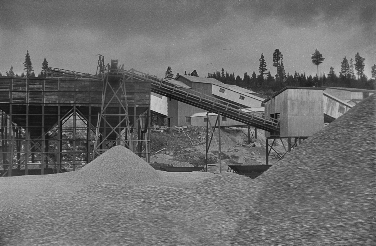 Markøya pukkverk ved Ulsberg på Dovrebanen. Pukkverket hadde sidespor, og noen av NSBs pukkvogner skimtes bak haugene.