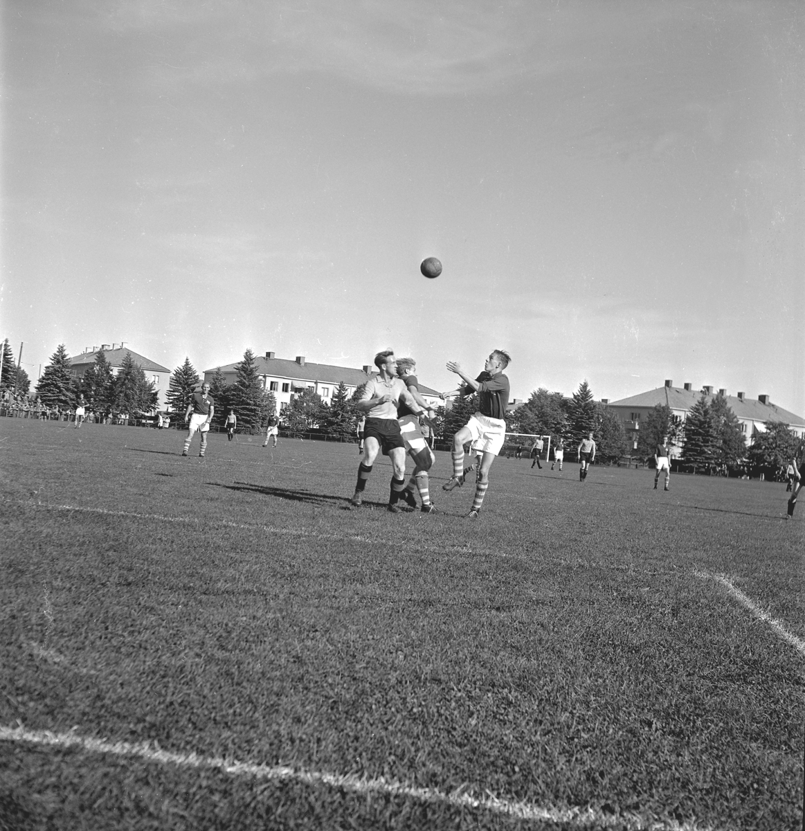 Bild från BK Derbys hemmamatch mot Taborsbergs SK i division IV Södra mellansvenska. Matchen spelades på Folkungavallen i Linköping den 17 september 1950.