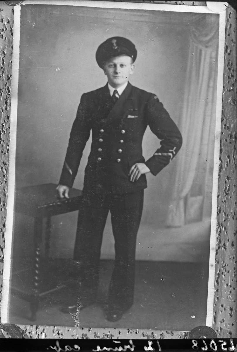 Portrett. Ung mann i uniform. Kopi av positiv. Bestilt av Fru Hilda Nordahl.