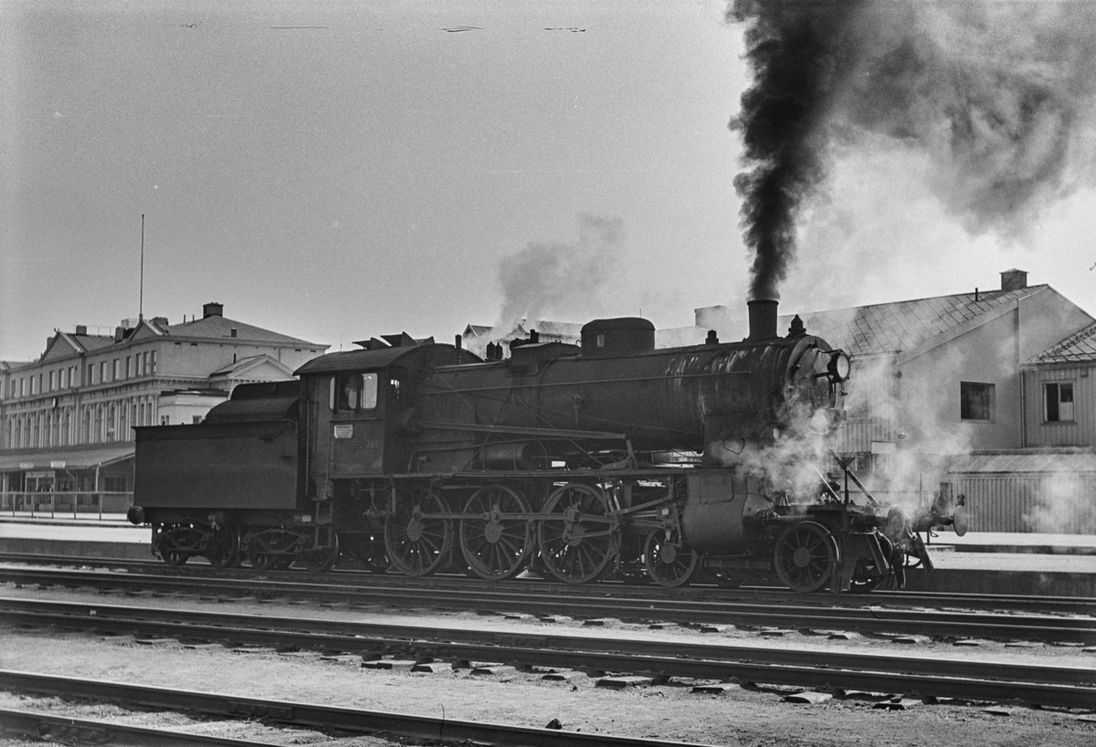 Damplokomotiv type 30b nr. 365 på Trondheim stasjon.