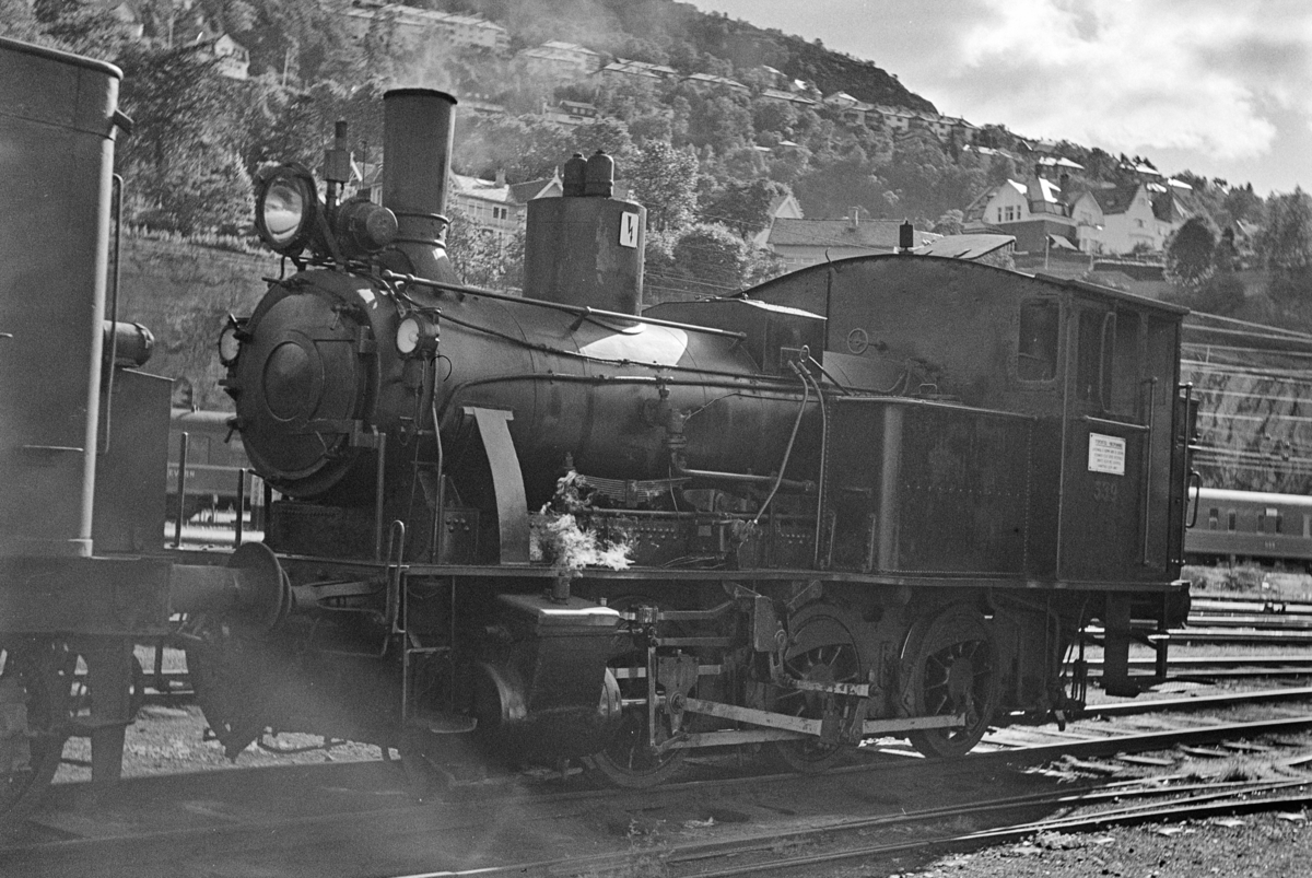 Damplokomotiv type 25b nr. 339 i skiftetjeneste i Bergen.
