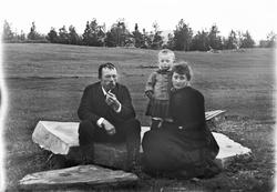 Arne og Hulda Garborg med sønnen "Tuften".