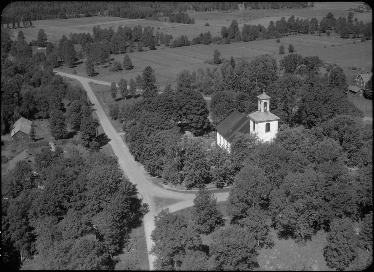 Flygfoto över Voxtorps kyrka, Värnamo kommun. Nr. K. 134.