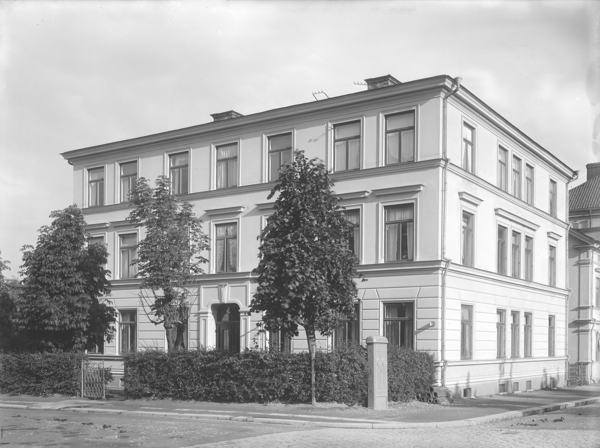 Vy mot Linnégatan 12 i Linköping. Huset byggdes 1883 av byggmästarna Anders Ohlsson och Anders Gustaf Johansson som flyttade in med sina familjer. När Ohlsson flyttade 1886 sålde han sin del i huset till Johansson, som bodde här till 1895 då han byggde huset mittemot (S:t Larsgatan 43B) och flyttade dit. Byggnaden revs 1968.