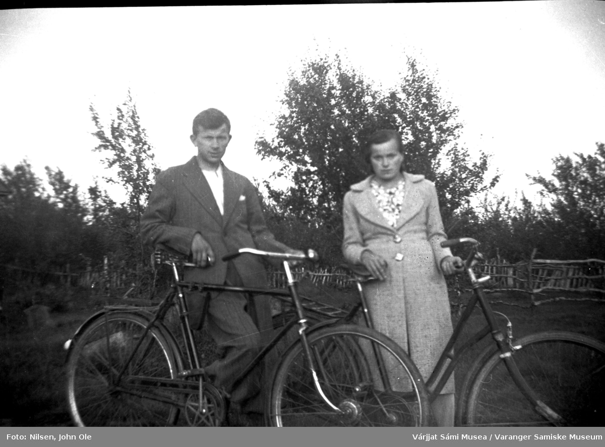 John Ole Nilsen og Berit Hansen med hver sin sykkel. Sannsynligvis tatt i Fuoitnjárga /Bunes rundt 1940.