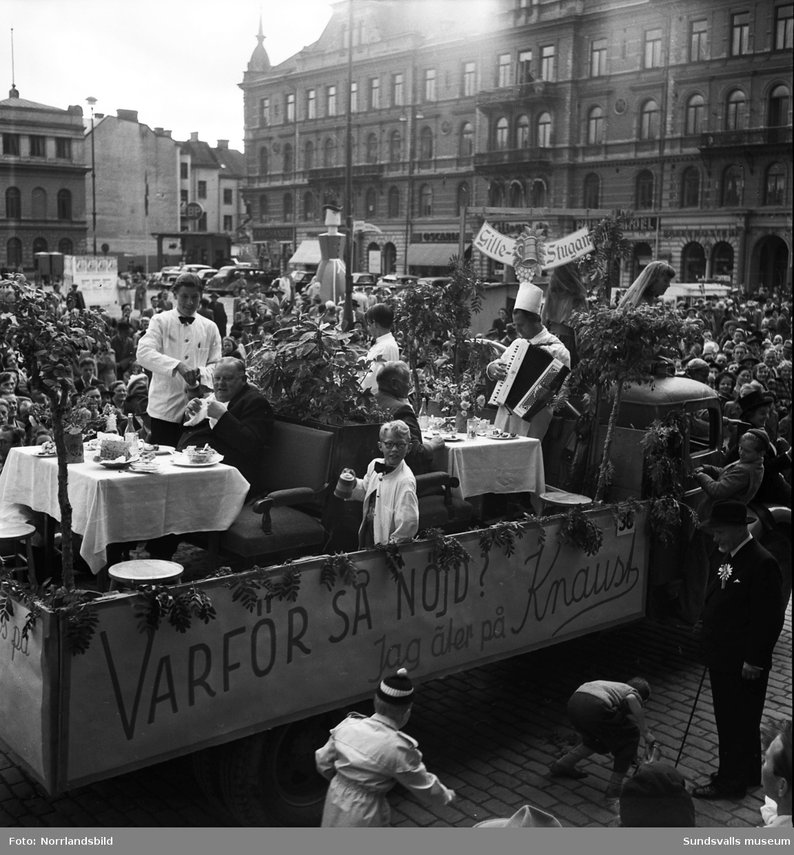 Barnens Dag 1950 med ett fantasifullt festtåg genom stan, parad med musikanter och massor av människor.