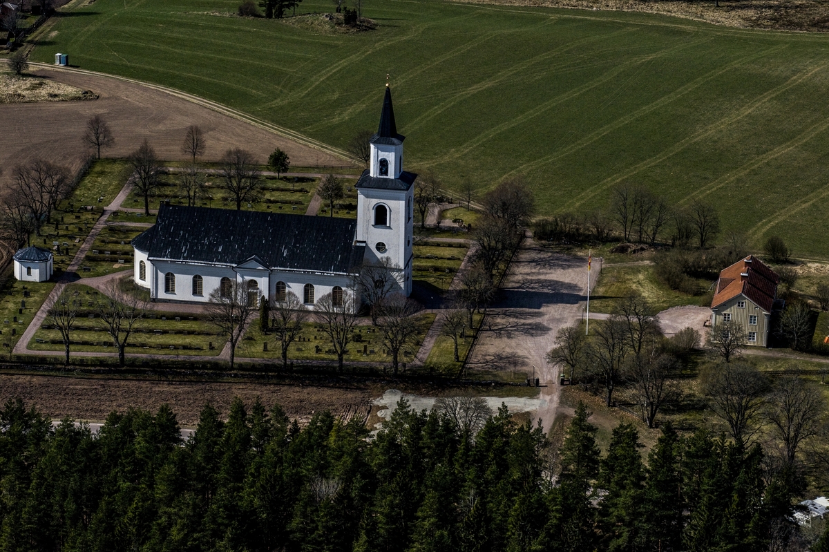 Flygfoto över Flisby kyrka i Nässjö kommun.