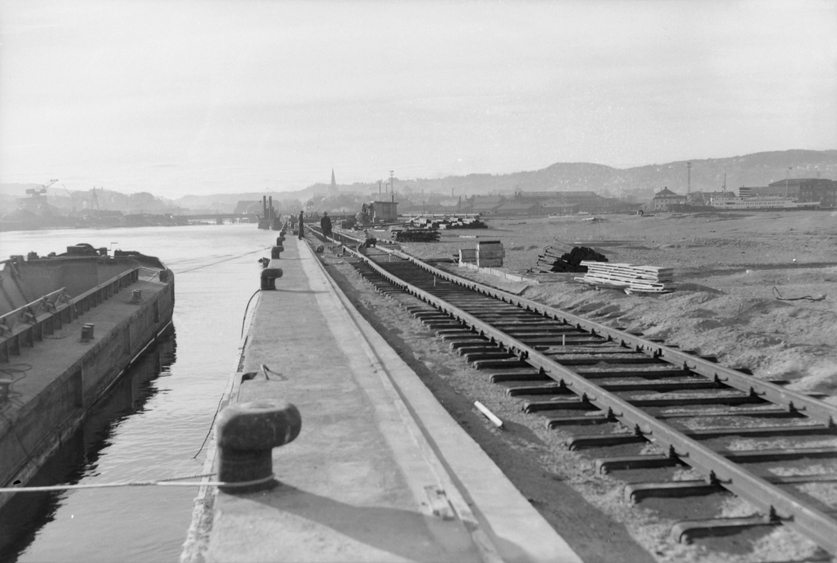 Legging av jernbanespor på Pir II