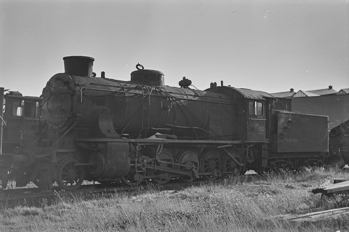 Damplokomotiv type 39a nr. 169 hensatt for opphugging på NSBs verksted på Grorud.