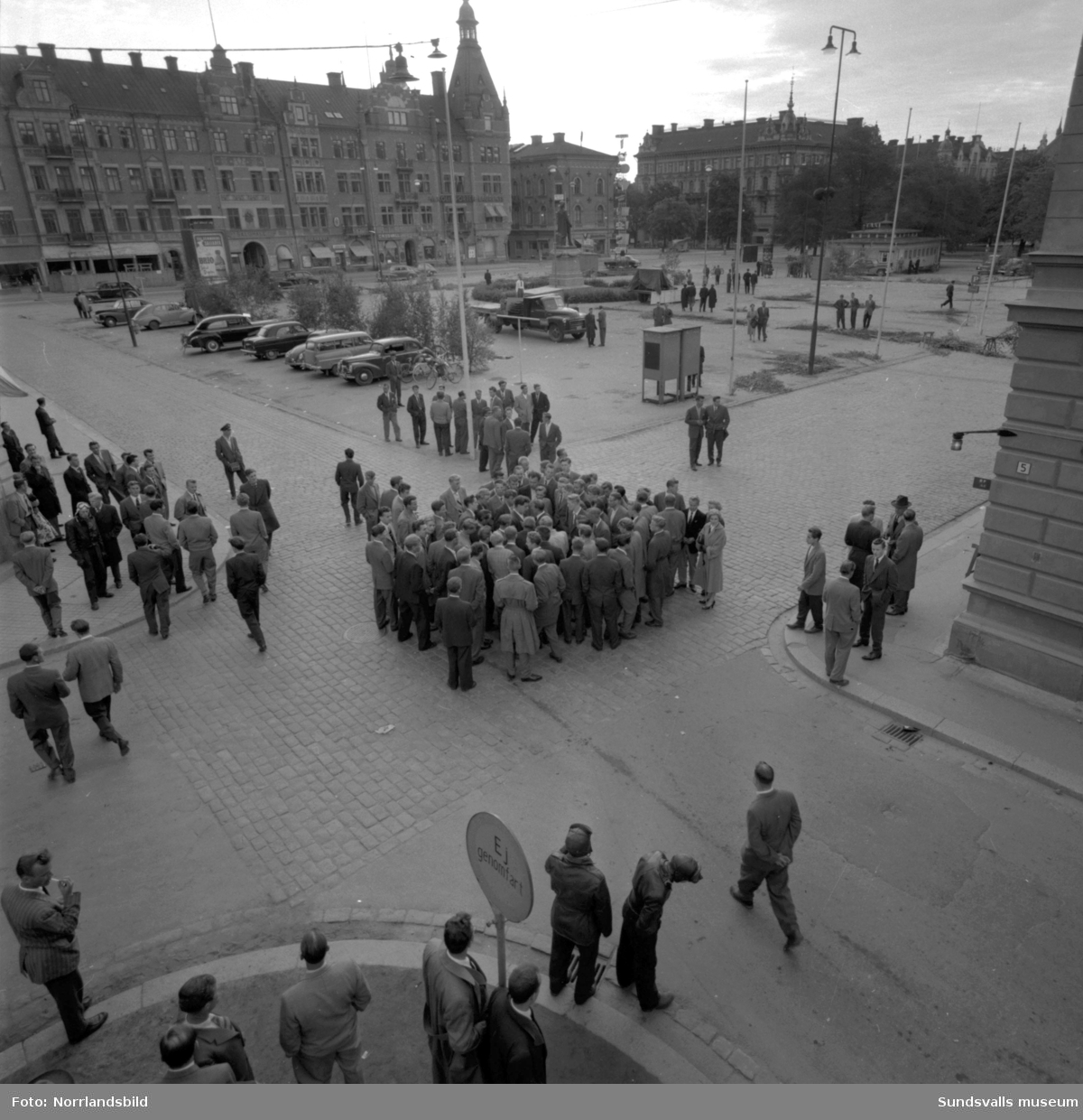 Polisen får gripa in vid ett bråk på Stora torget midsommarnatten 1954.