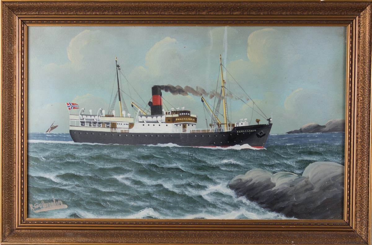 Skipsportrett av MS FANARAAKEN under fart med land i høyre side for skipet. Ser også et mindre seilfartøy i venstre side av bilde. Skipet fører norsk splittflagg akter.