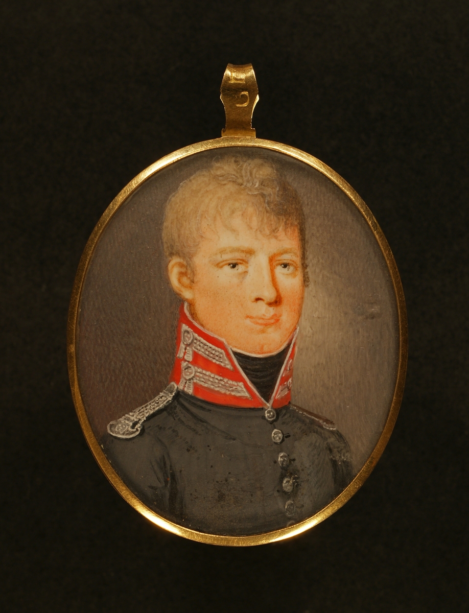 Porträtt av major Christian Magnus Ahnström klädd i uniform. Bröstbild. Face åt höger. Gråblå bakgrund.