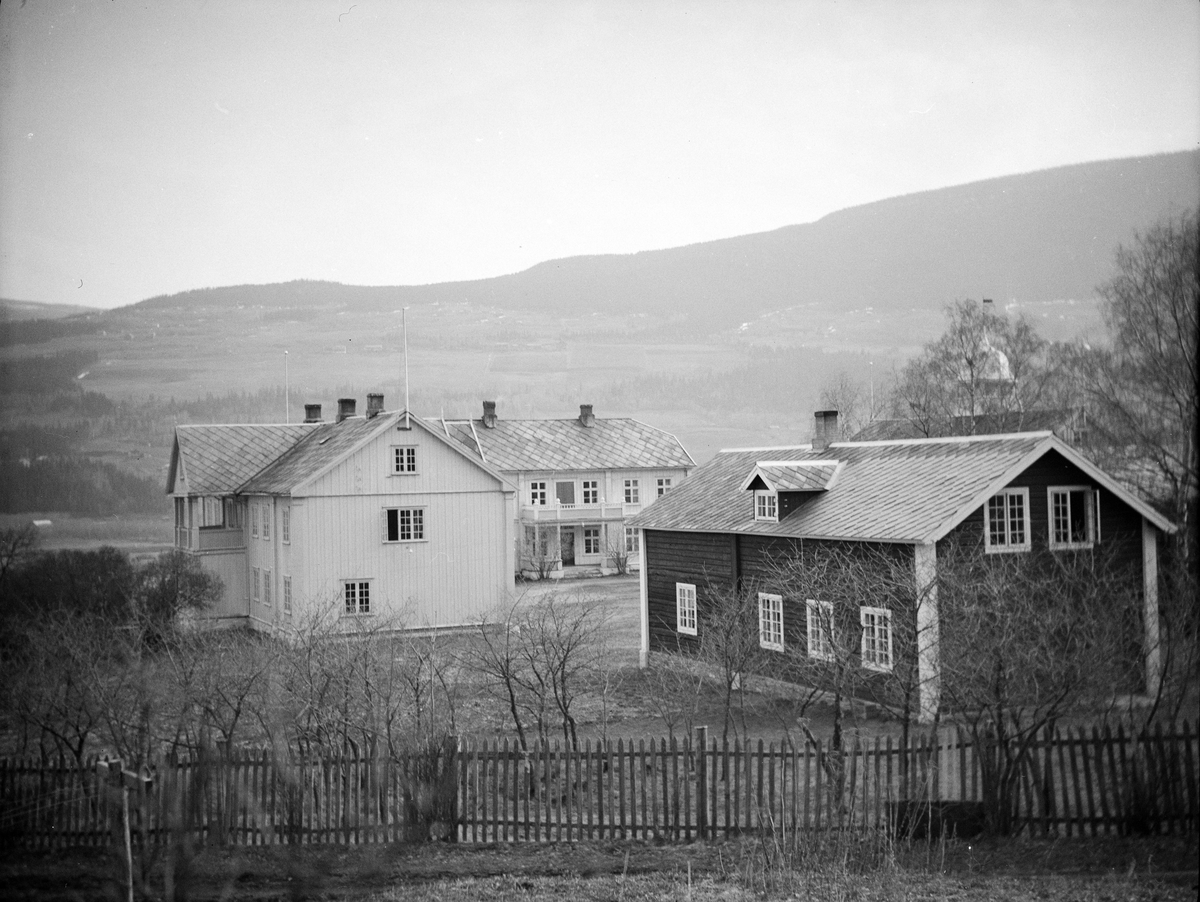 Tunet med husene ved Gudbrandsdalens Folkehøyskole.