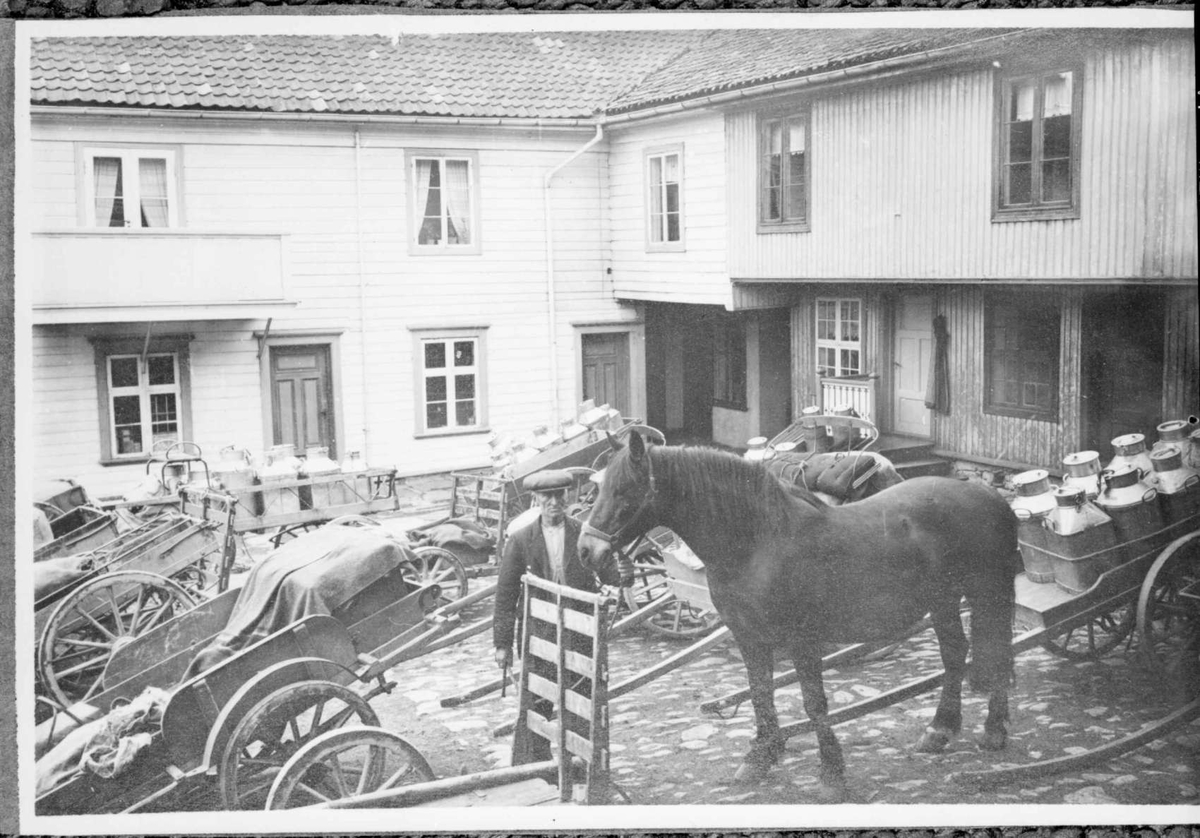 Repro: Gårdsplass med hest, mann og kjerrer. Thorstadgården, Lillehammer.
