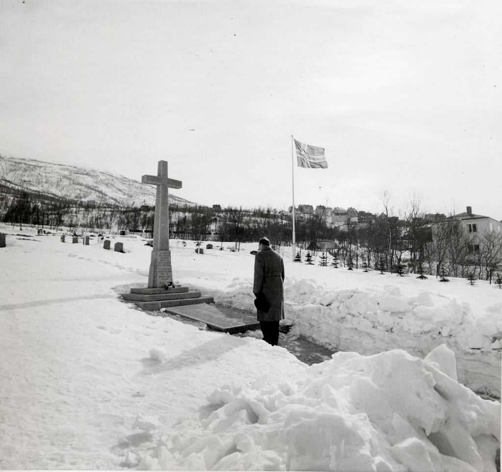 Fransk festival.
Den franske ambassadør foran det franske krigsminnesmerke på Narvik Gravlund.