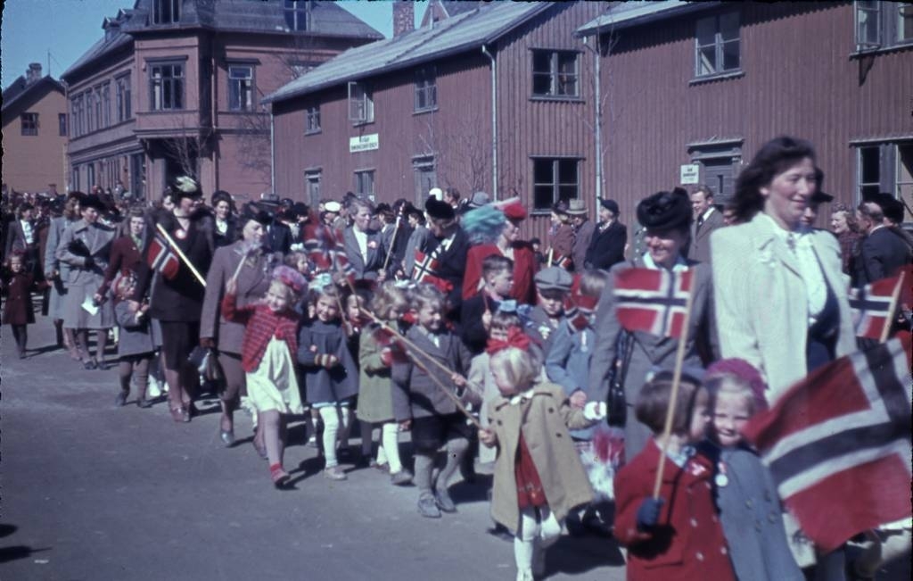 17. mai tog Svenskhusenen på Torvet. Rådhuset. Bildet  speilvendt.