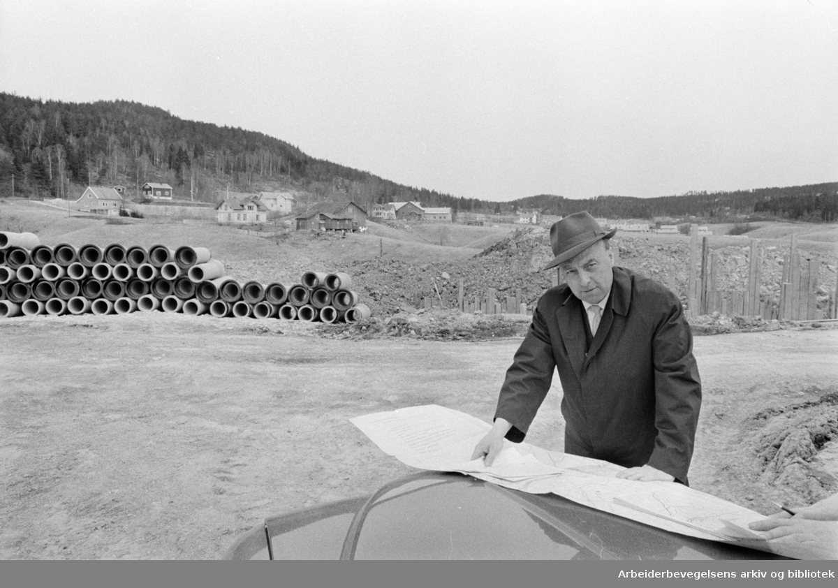 Tokerud: Ingeniør Kristian Kjelsås ved området som skal legges ut for boligbebyggelse. Mai 1967