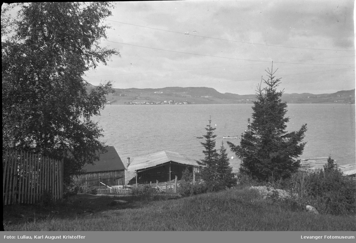 Landskap ved fjorden , men utsikt mot Hylla på Inderøya.