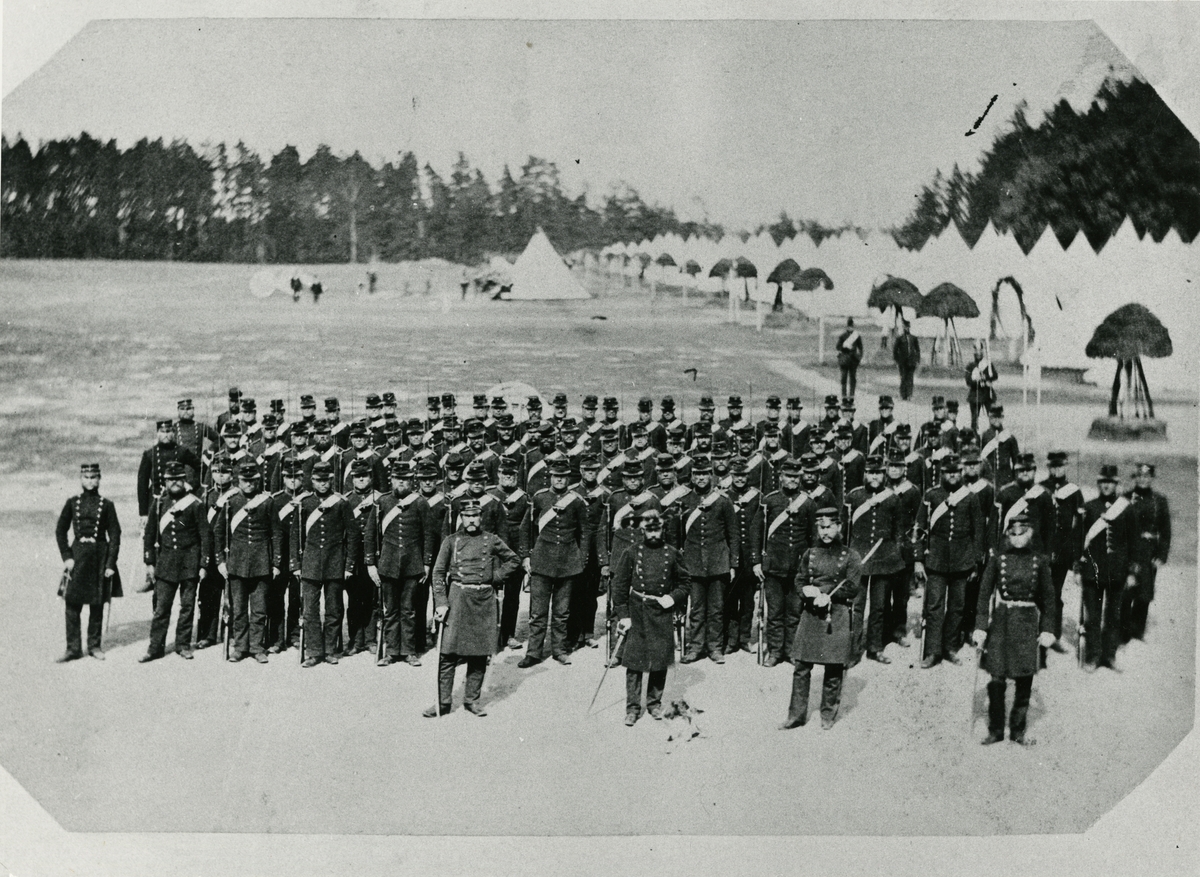 Officerare och soldater vid Jönköpings regemente I 12 på Skillingaryd.