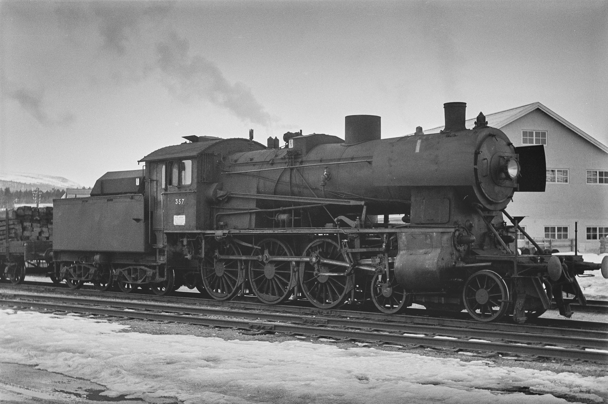 Underveisgodstog til Hamar på Os stasjon. Toget trekkes av damplokomotiv type 30b nr. 357.